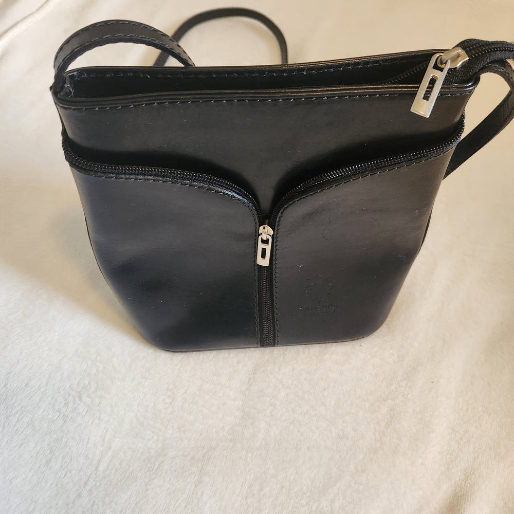 Vera Pelle Classic Black Leather Crossbody Bag